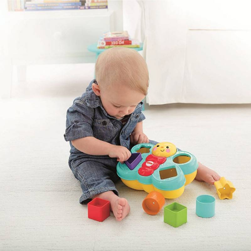 Какие игрушки нужны ребенку для развития. Сортер Fisher Price. Малыш собирает сортер. Сортер для детей самый лучший. Сортер Фишер прайс бабочка.