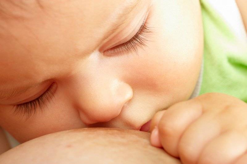 Что делать, если ребенок кусает грудь во время кормления?