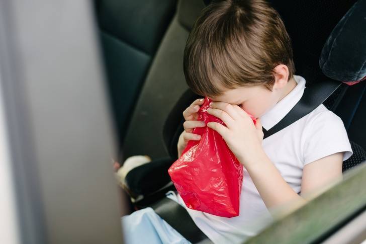 Почему ребенка сильно укачивает в машине, тошнит: что делать