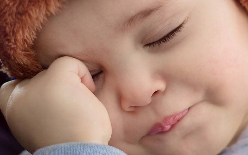 Ребенок скрипит зубами во сне: причины, лечение