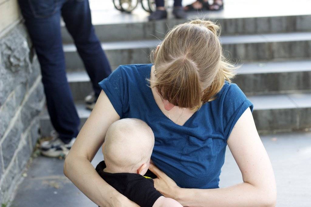 Кормление грудью в общественных местах - breastfeeding in public - xcv.wiki