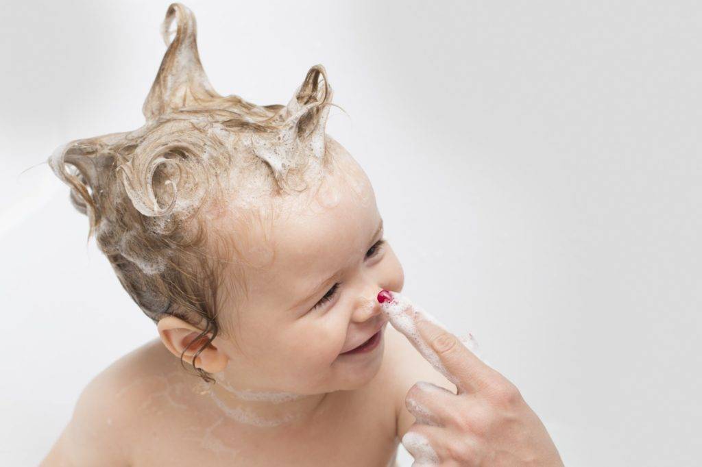 Как и чем мыть голову ребенку: 8 простых, но важных советов родителям | домашние штучки
