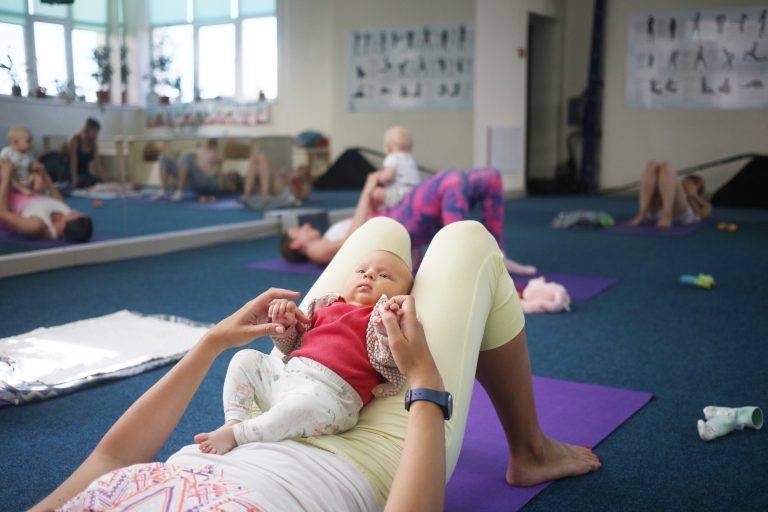Занятия фитнесом для молодой мамы с грудным ребёнком: условия, упражнения, польза