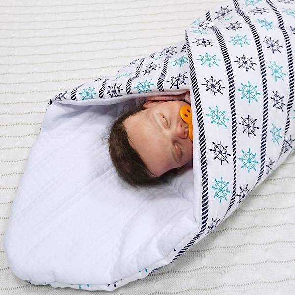 Какое одеяло лучше для новорожденного в кроватку или коляску?