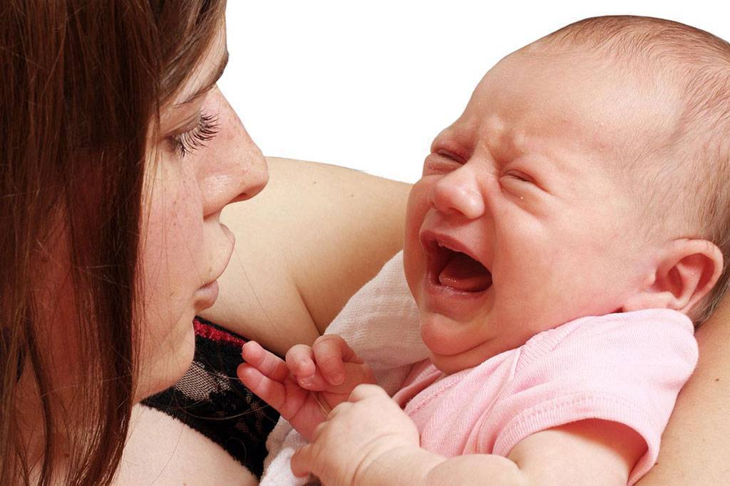 Ребенок плачет во время и после кормления: почему и что делать