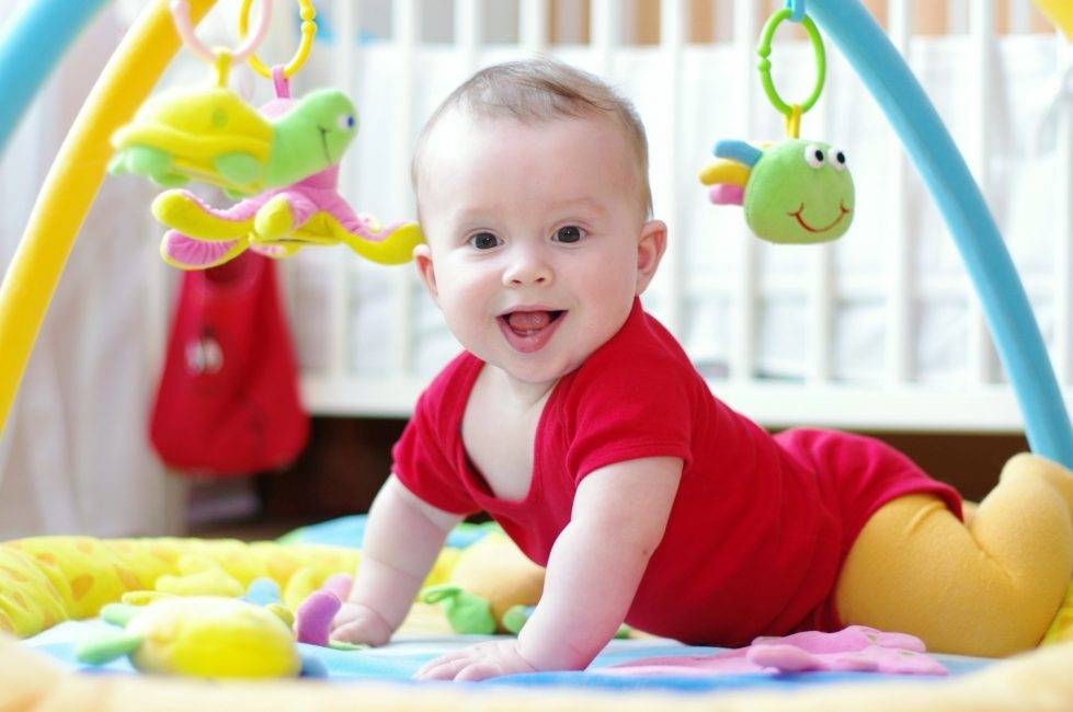 Развитие ребенка в 4 месяца - что должен уметь малыш, физические навыки и поведение, особенности ухода
