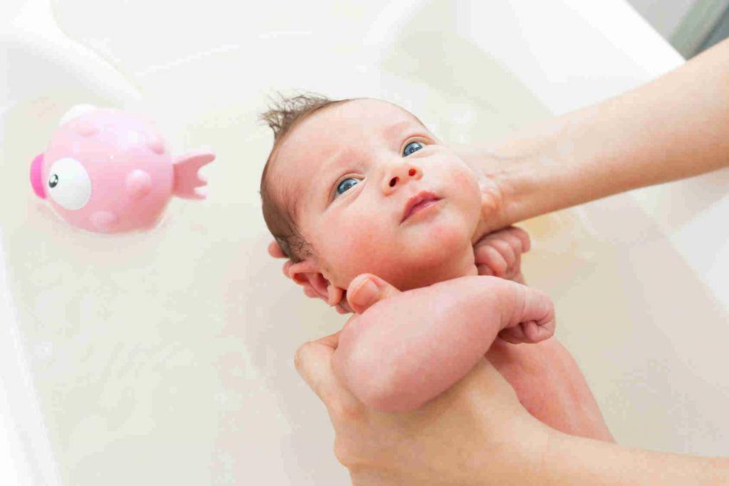 Гигиена новорожденной девочки: как правильно купать ребенка первый раз и затем, как мыть внутренние губы и что делать при белом налете и иных интимных проблемах?