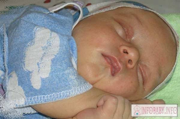 Почему новорожденный кряхтит и тужится во сне