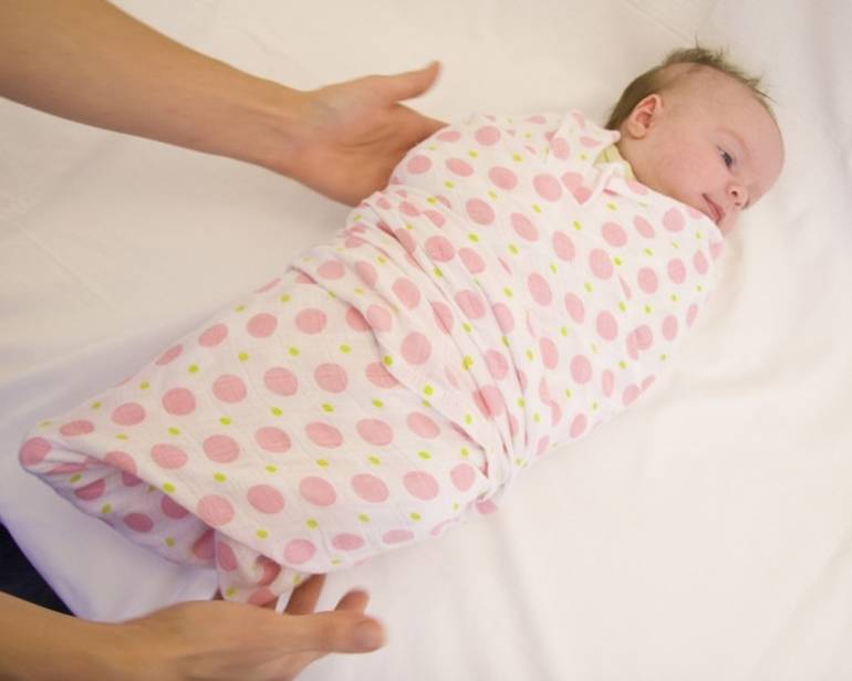 Нужно ли пеленать новорождённого и как правильно это сделать