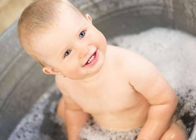 Уроки плавания для грудничков в ванной: простые правила