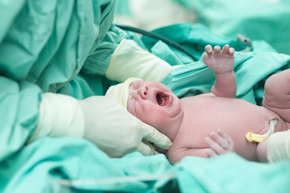 Как быстро успокоить новорожденного ребенка при плаче и истерике