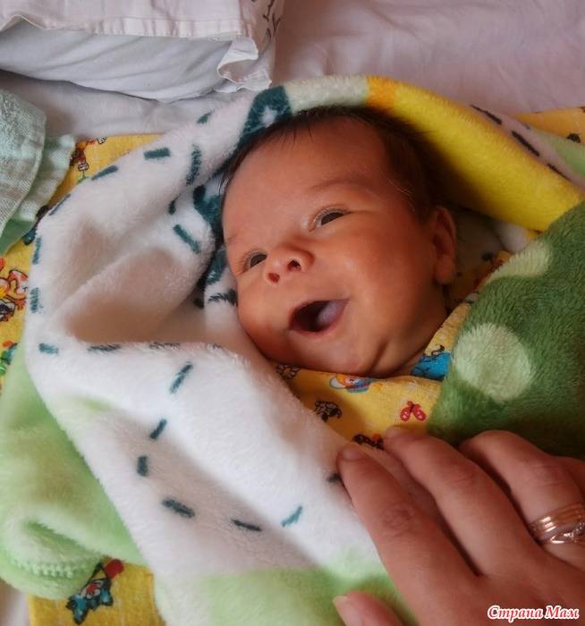 Когда новорожденный начинает улыбаться осознанно и смеяться в голос?