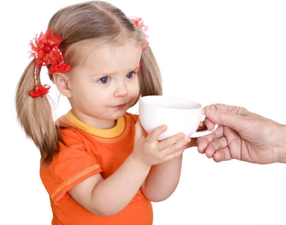 Как научить ребенка пить из кружки