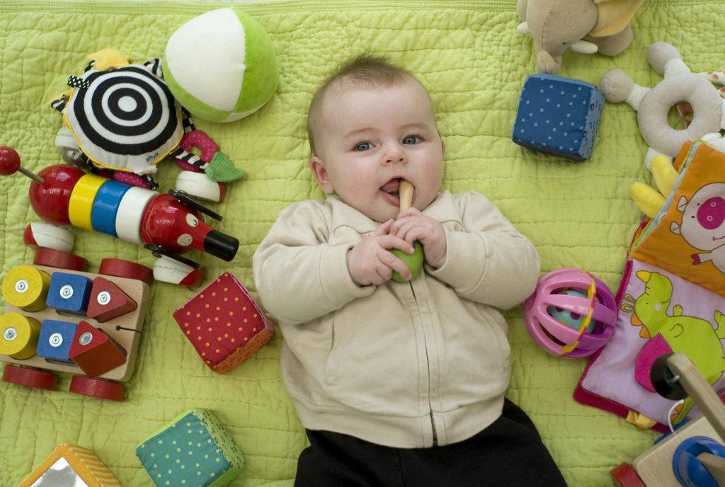 Какие игрушки нужны ребёнку в 10 месяцев
