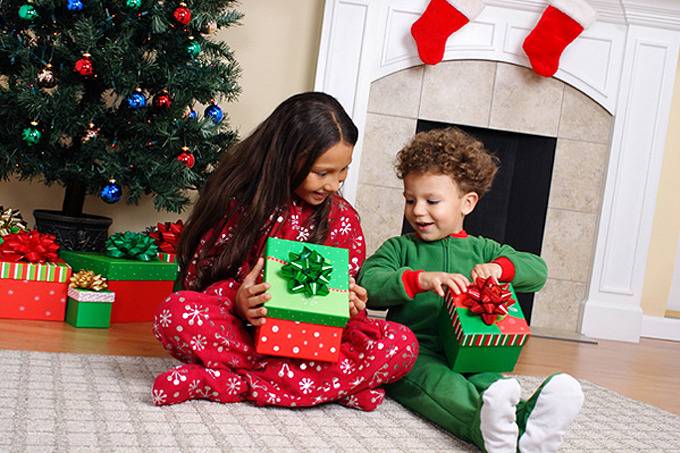 Идеи детских подарков на новый год, как взрослым по-настоящему порадовать ребенка?
