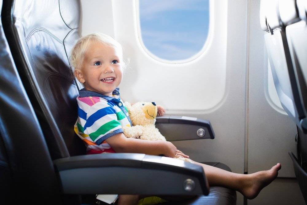 Перелет в самолете с ребенком: советы, подготовка и правила поведения