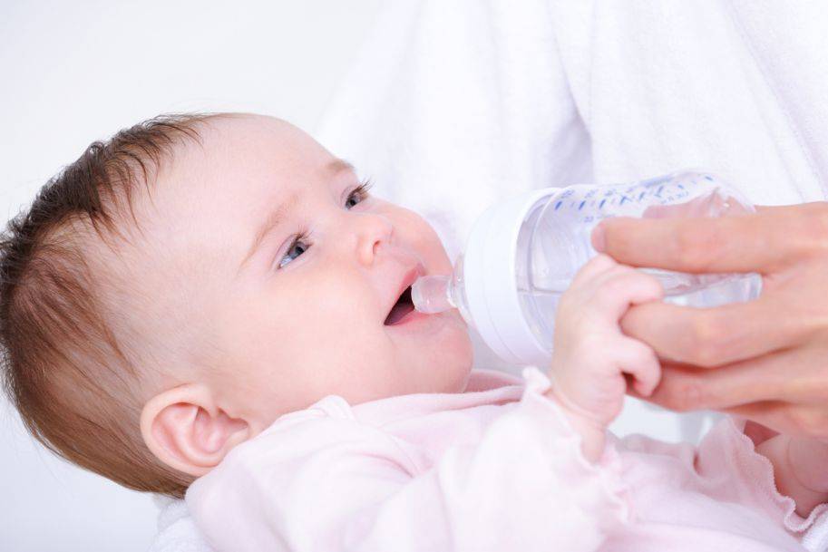 Пить воду новорожденному: нужно ли и можно ли давать, когда начинают вводить в рацион грудному ребенку, дают ли водичку грудничку при икоте?