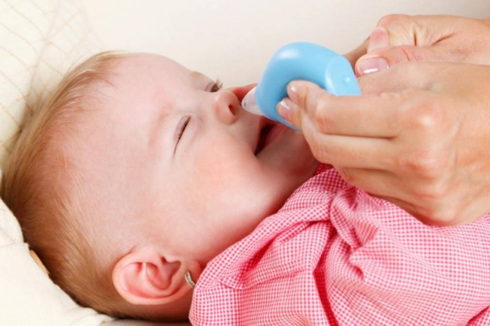 Как правильно очистить носик новорожденного при насморке