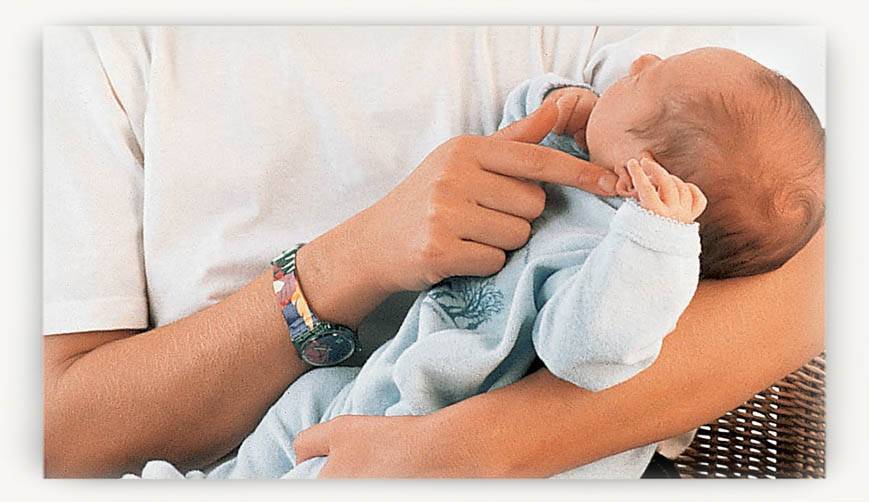 Как правильно брать на руки и держать новорожденного малыша