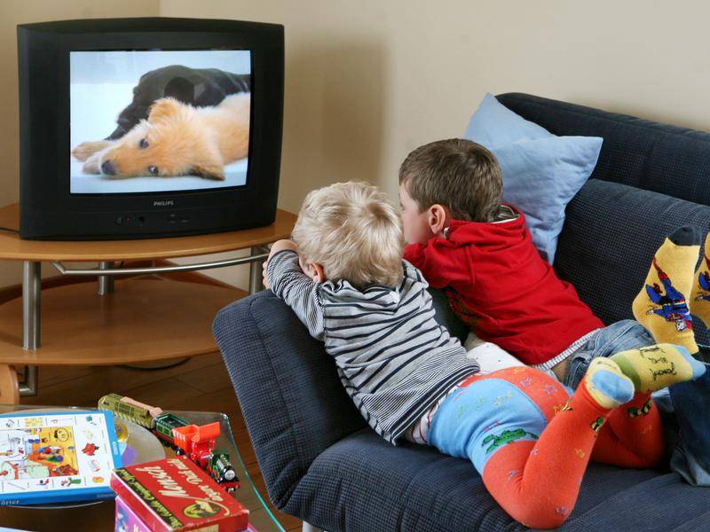 Можно ли грудничку смотреть телевизор: советы комаровского