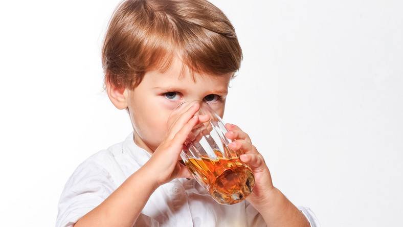 Пивные дети. Дети пьют пиво. Мальчик пьет квас. Ребенок пьет какао. Ребёнок пьёт пивао.