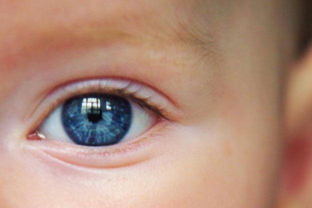 Когда меняется цвет глаз у новорожденных и от чего он зависит?