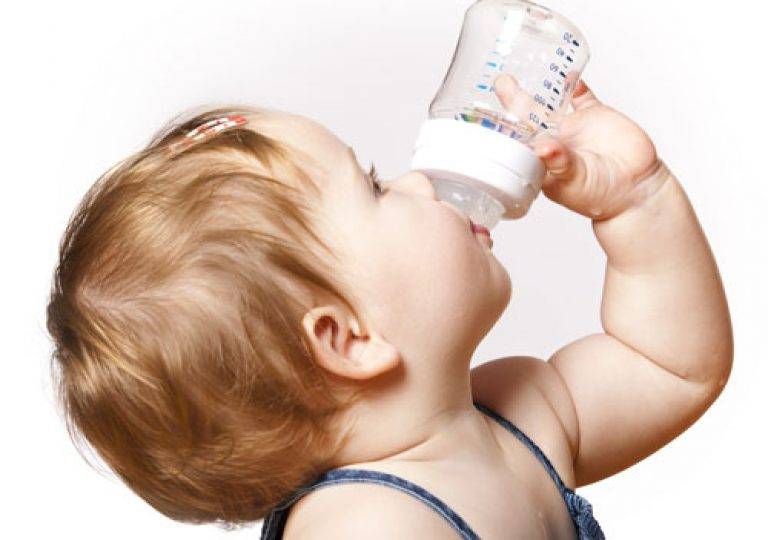 Как приучить ребенка к бутылочке - пошаговое руководство