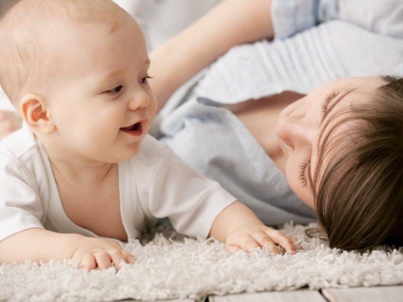 Агуканье и лепет малыша: когда ждать и что делать, если ребенок молчит?