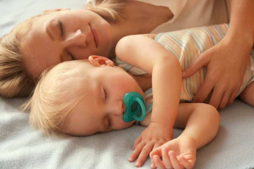 Как научить ребенка засыпать без груди