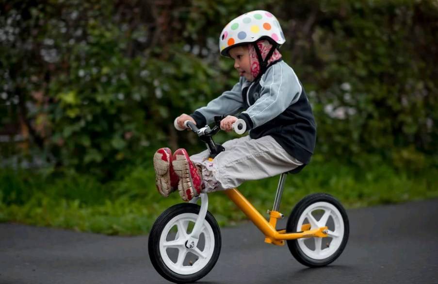 Как научить ребенка кататься на двухколесном велосипеде в 3-6 лет (видео)