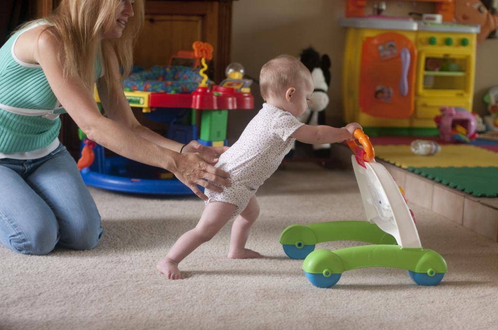 Первые шаги ребенка: когда детки начинают ходить? как научить ребенка ходить самостоятельно?