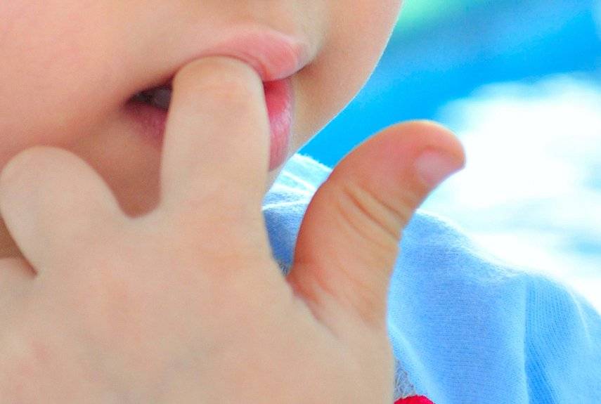 Как и в каком возрасте отучать ребенка от сосания пальчика?