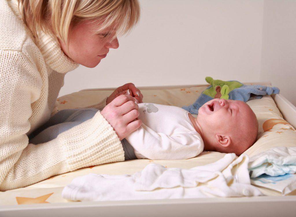 Новорожденный тужится и кряхтит - причины и лечение