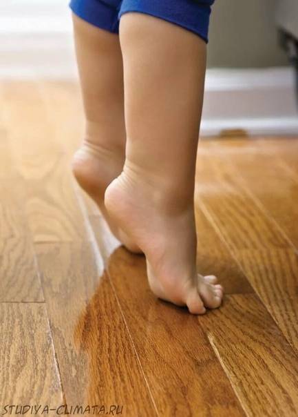 Ребенок ходит на носочках: тревожные признаки в разном возрасте, польза упражнений и гимнастики