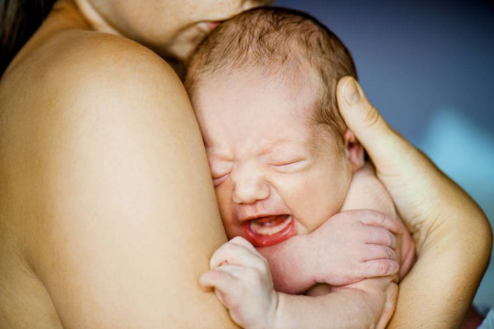 Новорожденный ребенок плачет после кормления, извивается, тужится: почему? | кормление | vpolozhenii.com