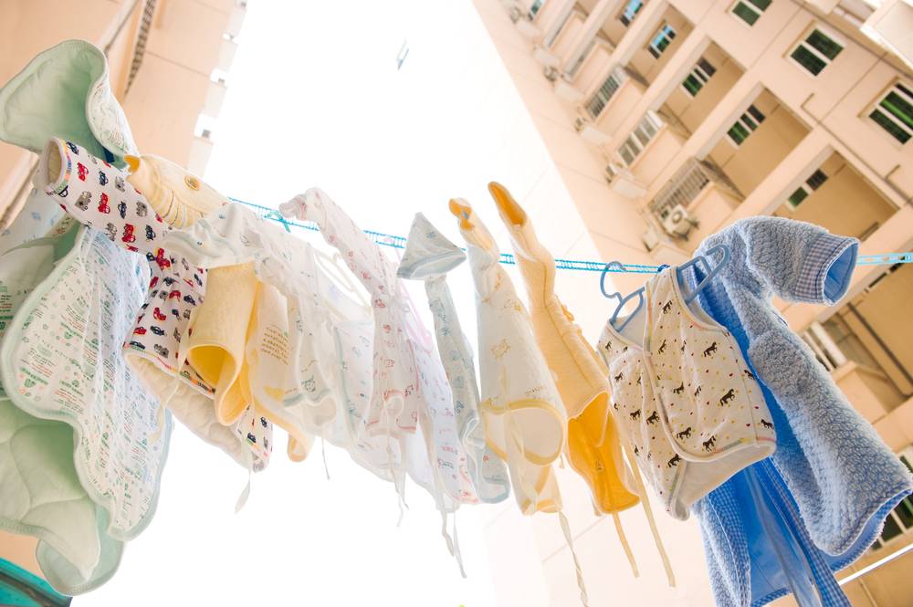 До какого возраста гладить детские вещи и как часто это делать?