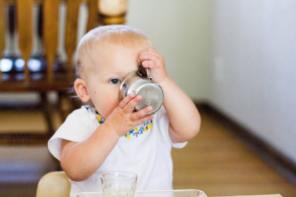 Пошаговая инструкция: когда и как научить ребенка пить из кружки самостоятельно?