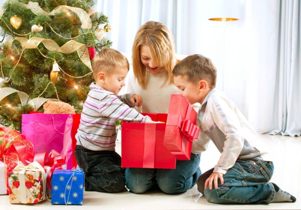 Что подарить ребенку на новый год 2021: лучшие идеи подарков