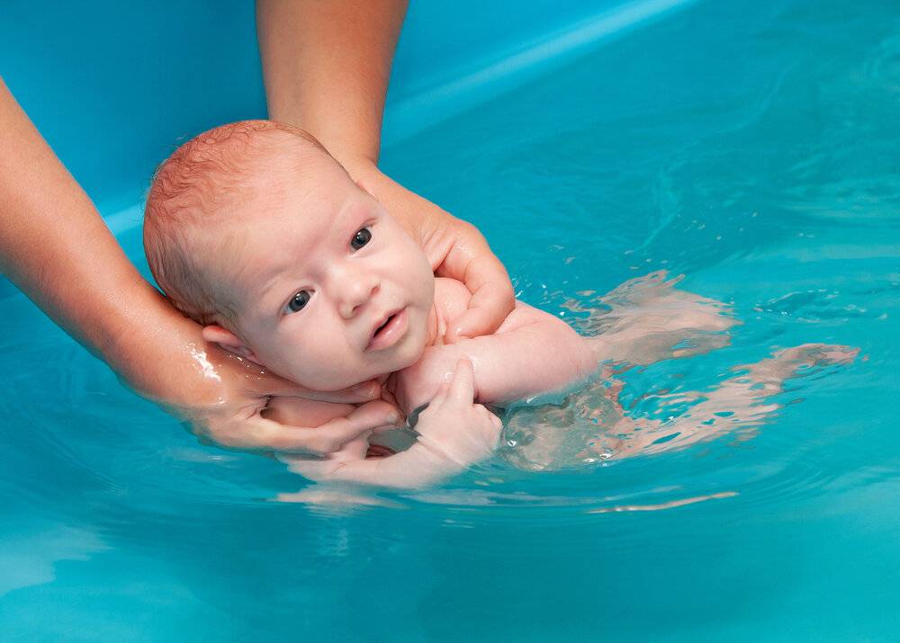 Грудничковое плавание в ванной. чем полезно и с какого возраста?