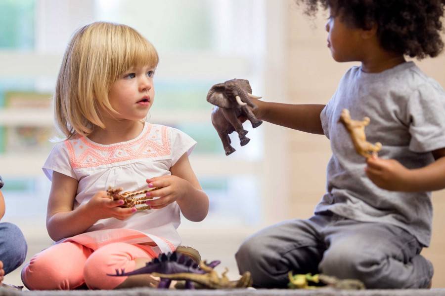 Как научить ребенка делиться игрушками: советы психолога