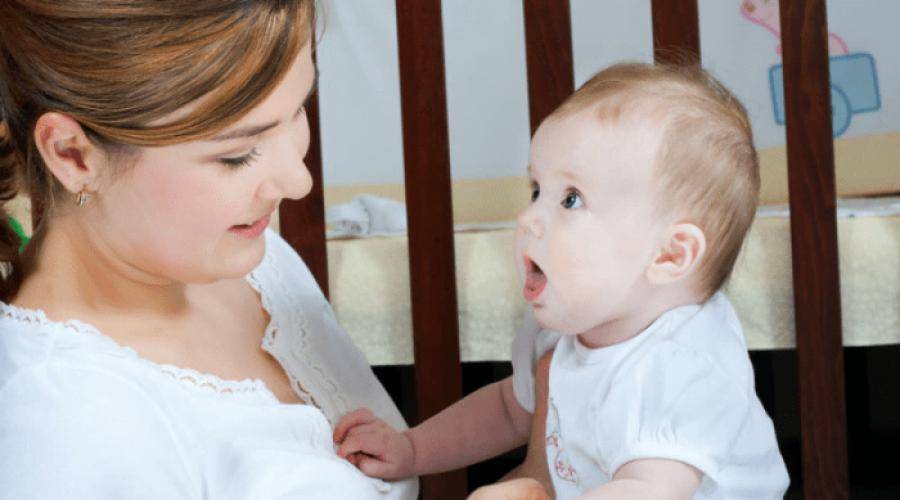 Во сколько месяцев новорожденный ребенок начинает агукать, гулить и улыбаться