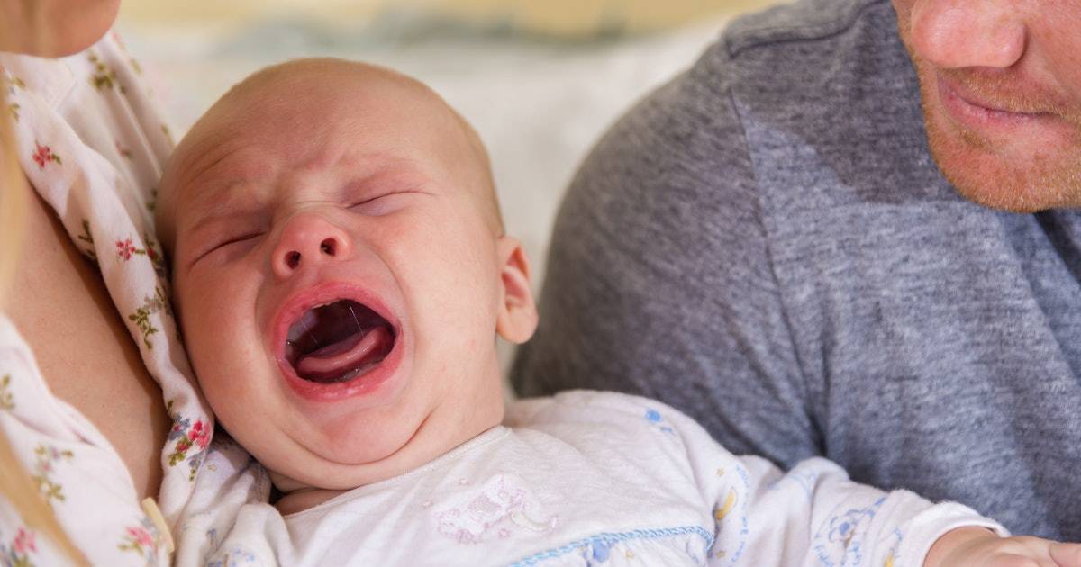 Новорожденный тужится и плачет - в чем причина такого поведения?