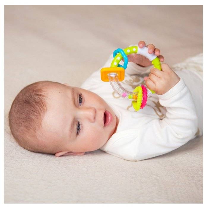Когда ребенок начинает сам держать игрушку в руке?