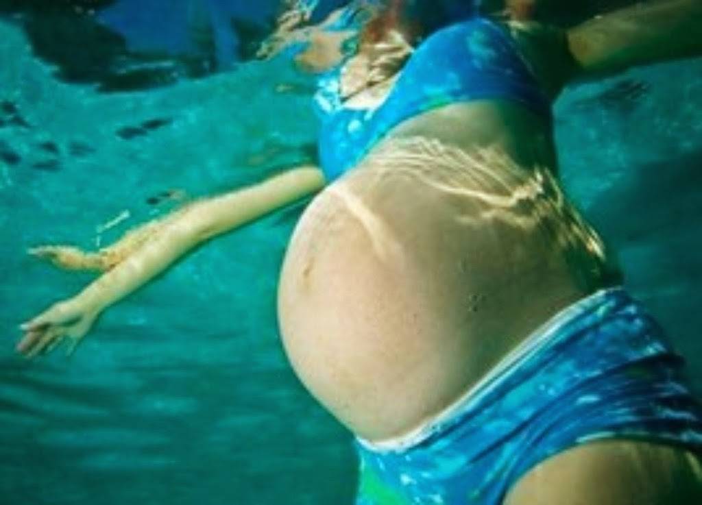 В бассейн на ранних сроках: можно ли ходить беременным и какие упражнения выбрать?