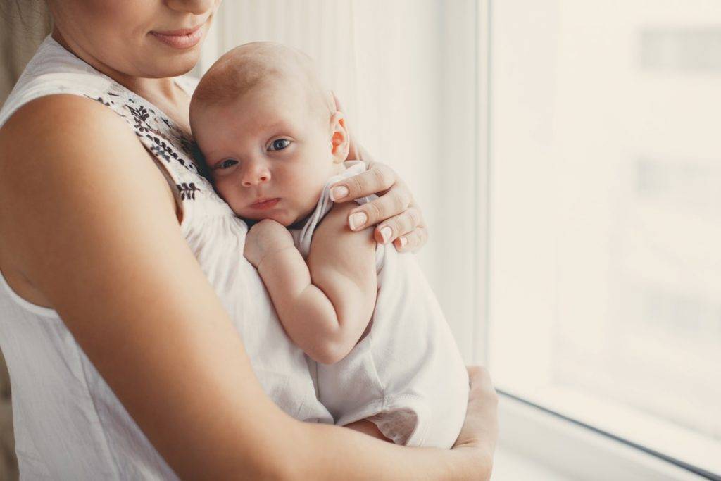 Как держать новорожденного столбиком после кормления