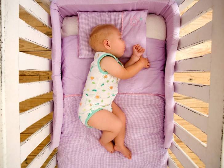 С какого возраста ребенку можно спать на подушке