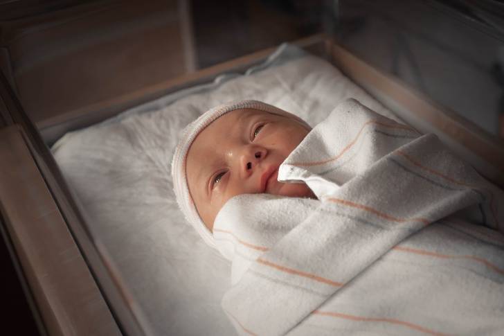 Во время сна у новорожденного открыты глаза: возможные объяснения