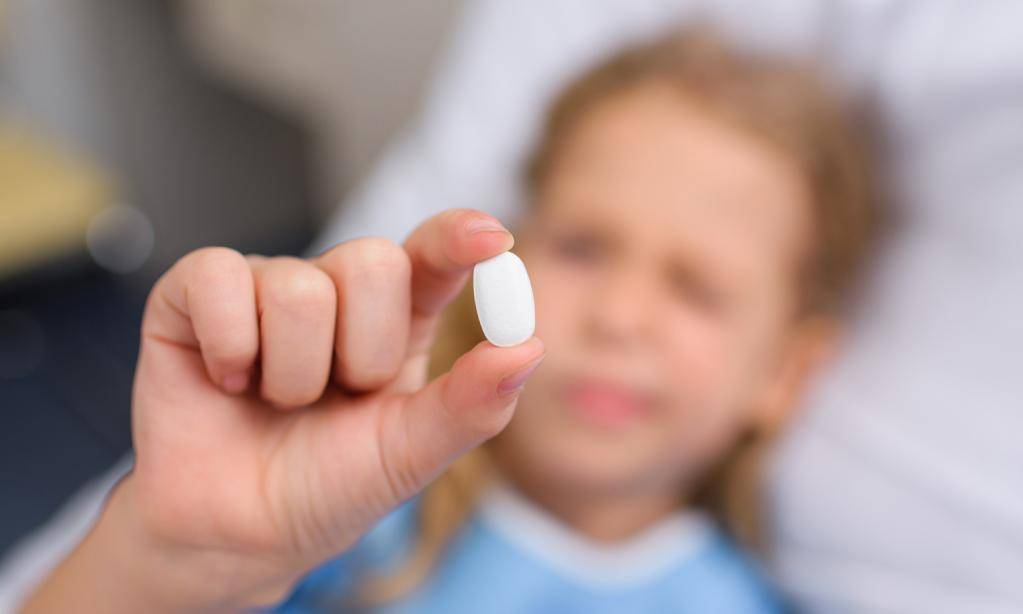 Как научить ребенка проглатывать таблетку?