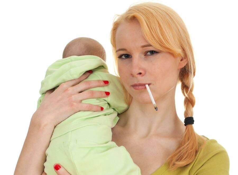 Можно ли курить кормящей маме?