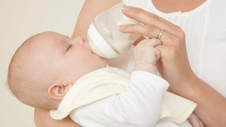 Как правильно кормить новорожденного смесью из бутылочки